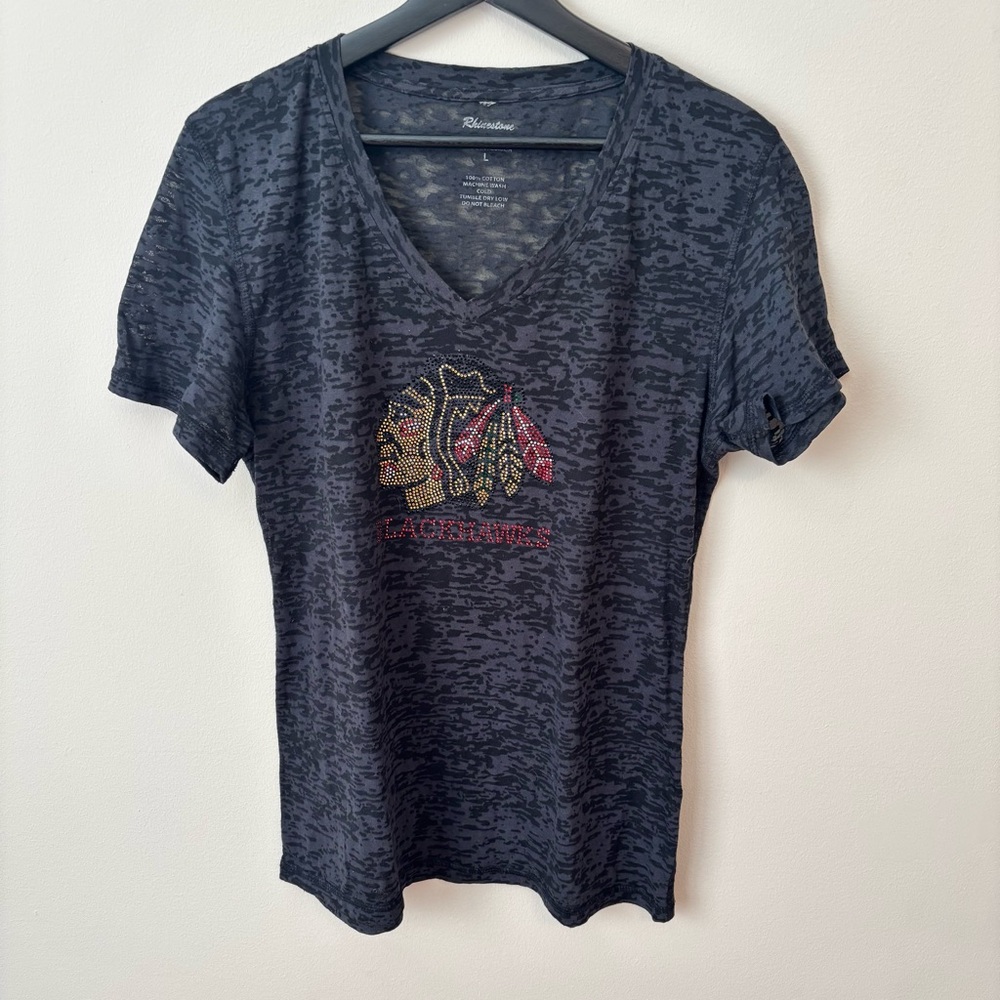 Blackhawks Women's Black V-Neck Rhinestones Top Size L 100% cotton